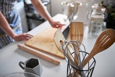 Evde Mutfakta Dijital Tablet Üzerinde Dokunmatik Ekran Kullanan Kadın Kesme Tahtasında