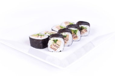 Suşi plaka beyaz arka plan üzerinde