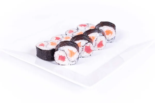 Plato de sushi sobre fondo blanco — Foto de Stock