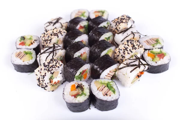 Restaurante de comida japonesa, plato de rollo de sushi maki gunkan o set de platos. California rueda con salmón. aislado en fondo blanco. Vista superior, plano . — Foto de Stock