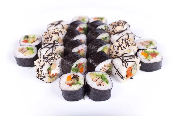 Restaurante de comida japonesa, plato de rollo de sushi maki gunkan o set de platos. California rueda con salmón. aislado en fondo blanco. Vista superior, plano . — Foto de Stock