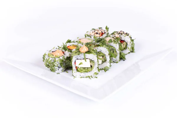 Plato de sushi sobre fondo blanco — Foto de Stock