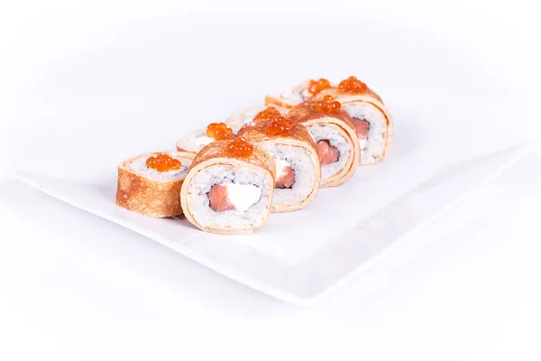 Тарелка суши на белом фоне — стоковое фото