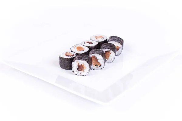 Sushi-Teller auf weißem Hintergrund — Stockfoto