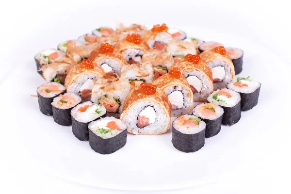 Restaurante de comida japonesa, plato de rollo de sushi maki gunkan o set de platos. California rueda con salmón. aislado en fondo blanco. Vista superior, plano . — Foto de Stock