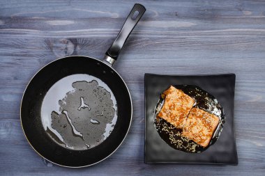 Pişirme ve boş kesme için malzemeler bir eski ahşap masa üzerinde kurulu. Gıda arka plan ile boşaltmak