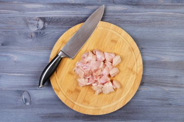 Tahta kaşık ve malzemelerin koyu arka plan üzerine. Vejetaryen yiyecekler, sağlık veya pişirme kavramı