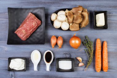 Tahta kaşık ve malzemelerin koyu arka plan üzerine. Vejetaryen yiyecekler, sağlık veya pişirme kavramı