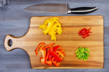 Tahta kaşık ve malzemelerin koyu arka plan üzerine. Vejetaryen yiyecekler, sağlık veya pişirme kavramı