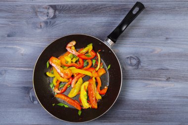 Pişirme ve boş kesme için malzemeler bir eski ahşap masa üzerinde kurulu. Gıda arka plan ile boşaltmak