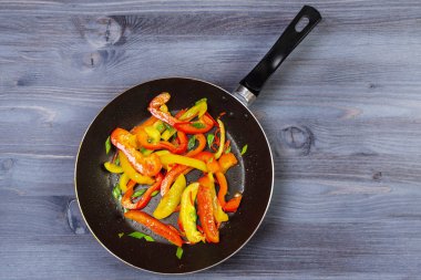 Pişirme ve boş kesme için malzemeler bir eski ahşap masa üzerinde kurulu. Gıda arka plan ile boşaltmak