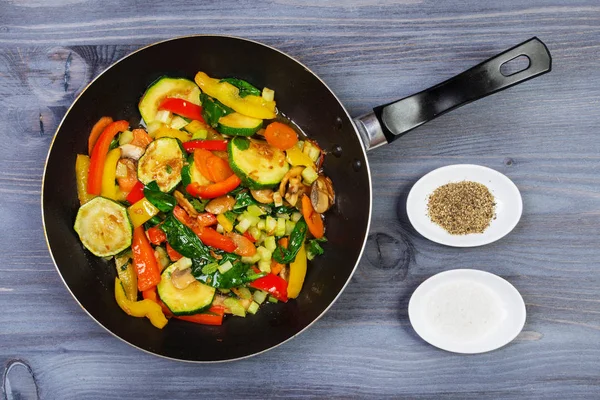 Ingredientes para cocinar y tabla de cortar vacía en una mesa de madera vieja. Fondo alimenticio con copyspace — Foto de Stock