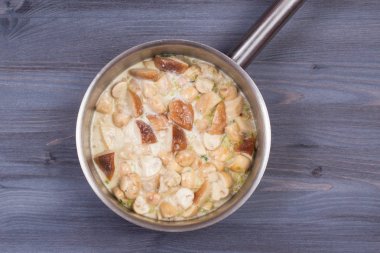 Pişirme ve boş kesme için malzemeler bir eski ahşap masa üzerinde kurulu. Gıda arka plan ile boşaltmak