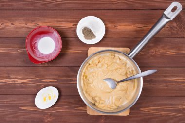 Tahta kaşık ve malzemelerin koyu arka plan üzerine. Vejetaryen yiyecekler, sağlık veya pişirme kavramı