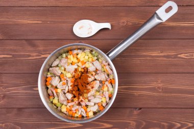 Tahta kaşık ve malzemelerin koyu arka plan üzerine. Vejetaryen yiyecekler, sağlık veya pişirme kavramı