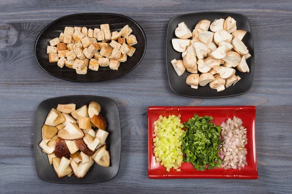 Dřevěnou lžící a ingredience na tmavém pozadí. Vegetariánské jídlo, zdraví nebo vaření koncepce — Stock fotografie