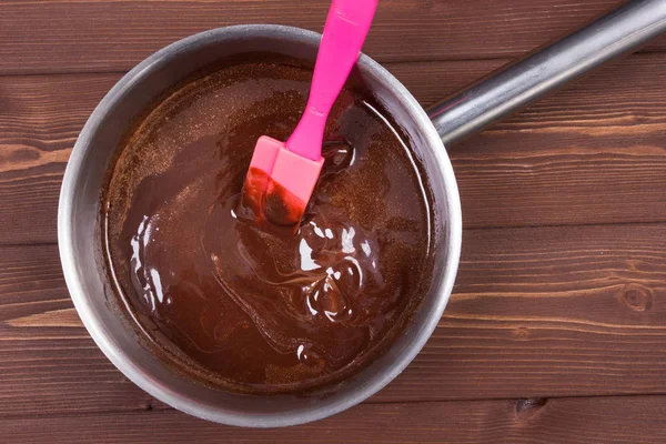 Houten lepel en ingrediënten op een donkere achtergrond. Vegetarisch voedsel, gezondheid of koken concept — Stockfoto