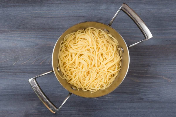 Cuillère en bois et ingrédients sur fond sombre. Aliments végétariens, concept santé ou cuisine — Photo