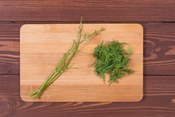 Cuillère en bois et ingrédients sur fond sombre. Aliments végétariens, concept santé ou cuisine — Photo