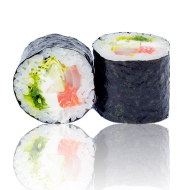 Suşi parçaları koleksiyonu, beyaz arkaplanda izole.