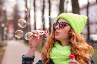 Sabun köpüğü üfleyen kadın