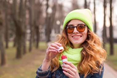 Sabun köpüğü üfleyen kadın
