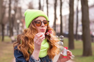 Sabun köpüğü üfleyen kadın