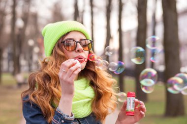 Sabun köpüğü üfleyen kadın