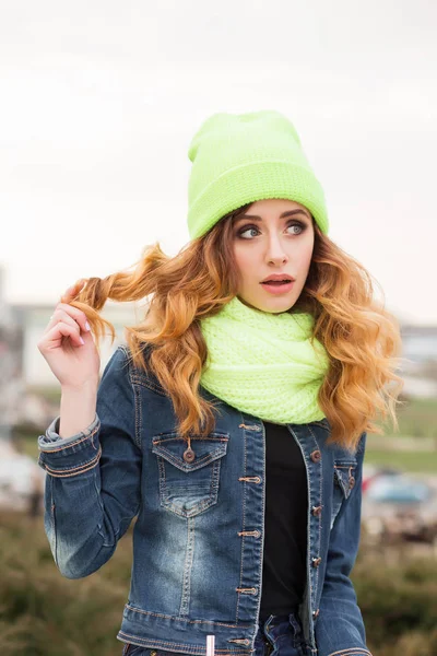 Mujer joven feliz en gafas de sol, gorra verde claro y bufanda, beber cóctel al aire libre — Foto de Stock