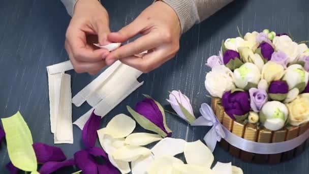 Oluklu kağıt kesmek parlak pembe kadın elinde close-up. Kağıt origami çiçek düğmesinin kadın dekoratör pas geçiyor. Modern Sanat: partiler, Düğünler ve 8 Mart süslemek için kağıt el sanatları yapma — Stok video