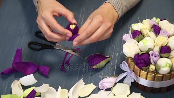 Nahaufnahmen aus Wellpappe hacken grelles Rosa in Frauenhänden. Dekorateurin faltet Origami-Blumen-Knopf aus Papier. Moderne Kunst: Basteln aus Papier für Feste, Hochzeiten und den 8. März — Stockvideo