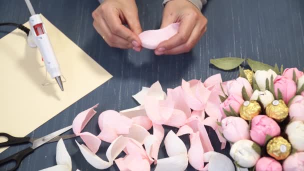 Nahaufnahme Der Wellpappe Hack Leuchtend Rosa In Weiblichen Händen Weibliche Dekorateur Falten Von Papier Origami Blume Knopf Moderne Kunst Kunsthandwerk Aus Papier Partys Hochzeiten Und 8 März