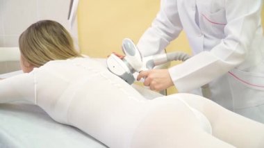 Kadın Kliniği lipomassage süren var. LPG masaj Güzellik Merkezi. Lipo masaj yordamı alma ve bir spa salonu yatakta yatan kadın. Spa uygulamaları, Güzellik Merkezi