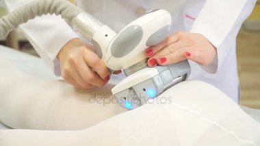 Kadın Kliniği lipomassage süren var. LPG masaj Güzellik Merkezi. Lipo masaj yordamı alma ve bir spa salonu yatakta yatan kadın. Spa uygulamaları, Güzellik Merkezi