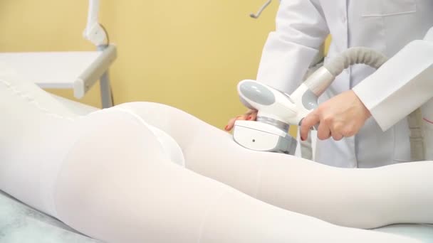 Kadın Kliniği lipomassage süren var. LPG masaj Güzellik Merkezi. Lipo masaj yordamı alma ve bir spa salonu yatakta yatan kadın. Spa uygulamaları, Güzellik Merkezi — Stok video