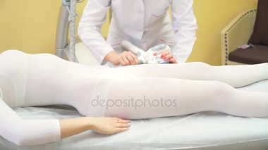 Kadın Kliniği lipomassage süren var. LPG masaj Güzellik Merkezi. Lipo masaj yordamı alma ve bir spa salonu yatakta yatan kadın. Spa uygulamaları, Güzellik Merkezi