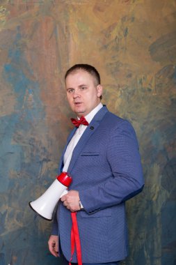 genç takım elbiseli adam ve elinde megafon.