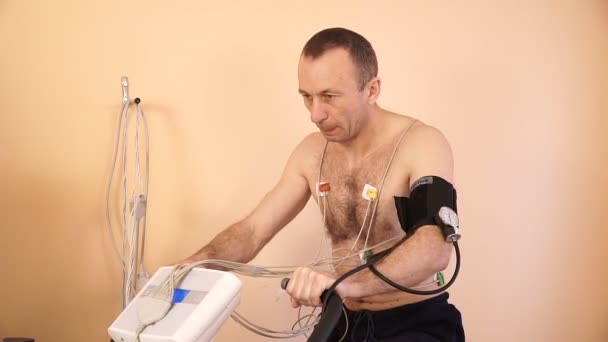 A beteg megy a veloergometric a kutatás egy orvosi központban. Szív kutatási Klinika — Stock videók