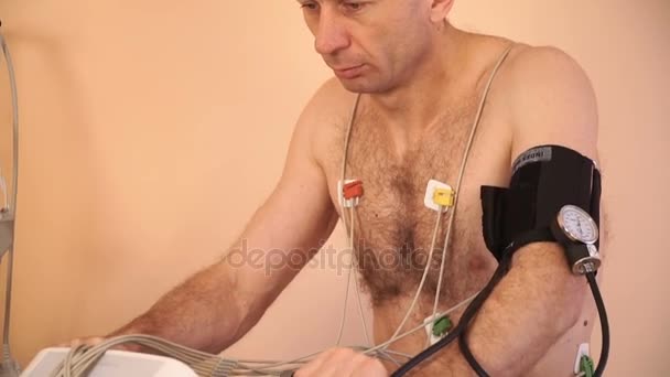 De patiënt ondergaat veloergometric onderzoek in een medisch centrum. Cardiale onderzoek kliniek — Stockvideo