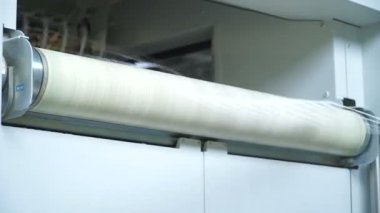 Atık kağıt matbaada. Yazdırdıktan sonra kesme kağıt