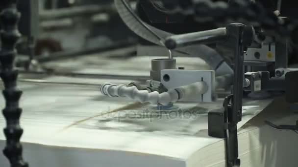 Vakuum arkmataren levererar individuella pappersark i tryckpress från högen med papper. Relaterade till maskiner, teknik för utskrift. Extrem närbild — Stockvideo