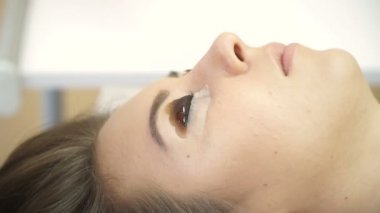 Güzel genç kadın ile kirpik uzatma. Boyama ve laminasyon kirpik. Kadın gözü ile uzun kirpiklerini. Şevval Özçelik Güzellik kirpik uzatma genç kadın Güzellik Salonu