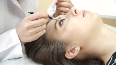 Güzel genç kadın ile kirpik uzatma. Boyama ve laminasyon kirpik. Kadın gözü ile uzun kirpiklerini. Şevval Özçelik Güzellik kirpik uzatma genç kadın Güzellik Salonu