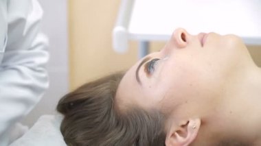 Güzel genç kadın ile kirpik uzatma. Boyama ve laminasyon kirpik. Kadın gözü ile uzun kirpiklerini. Şevval Özçelik Güzellik kirpik uzatma genç kadın Güzellik Salonu