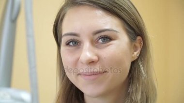 Yordamı, kirpik uzantıları sonra güzel ve genç birbayan. Yordam boyama ve laminasyon eyelashesin salon.