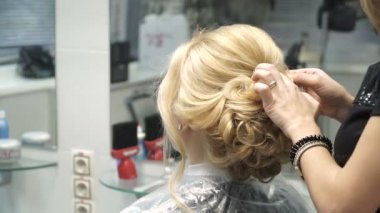Güzellik Salonu genç bir kadın portresi: muhteşem bir ayar bukleler oluşturma. Kuaför bir sarışın güzel bir saç modeli yapar. Saç Bakımı ve görüntüsü oluşturma.