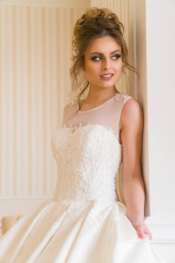 Güzel genç gelin portresi. Bir kız bir otel odasında poz. Bir Bayan ile pencerenin kenarında değer. Otelin bekliyor gelin.