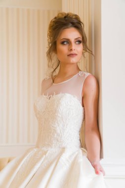 Güzel genç gelin portresi. Bir kız bir otel odasında poz. Bir Bayan ile pencerenin kenarında değer. Otelin bekliyor gelin.