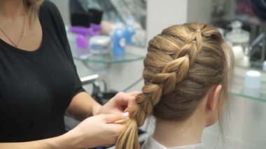 Güzellik Salonu genç bir kadın portresi: muhteşem bir ayar bukleler oluşturma. Kuaför bir sarışın güzel bir saç modeli yapar. Saç Bakımı ve görüntüsü oluşturma.
