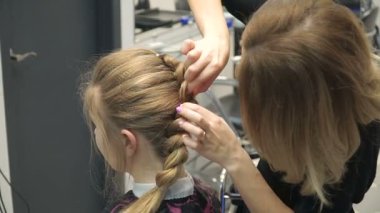 Güzellik Salonu genç bir kadın portresi: muhteşem bir ayar bukleler oluşturma. Kuaför bir sarışın güzel bir saç modeli yapar. Saç Bakımı ve görüntüsü oluşturma.